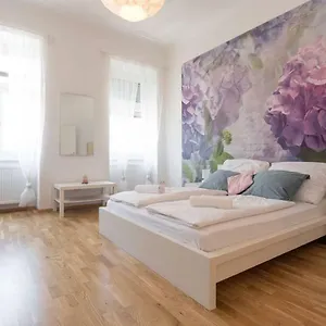 Spacious Station Apartament