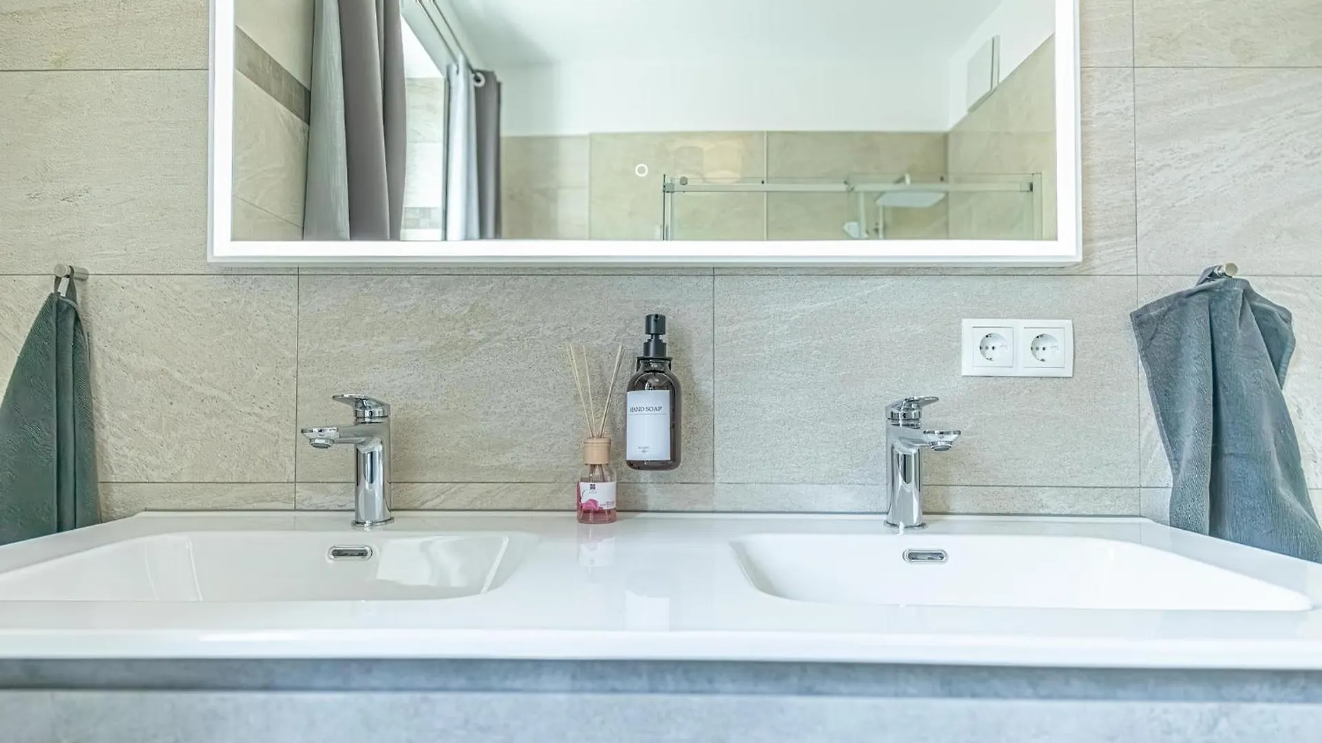 Sweet 2Br & 1Lr Apartment, Around Donaustadt 비엔나 0*,  오스트리아