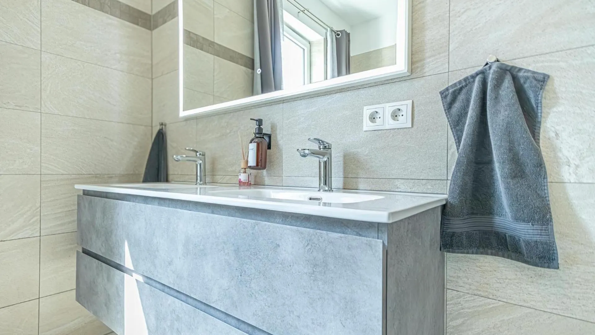 Sweet 2Br & 1Lr Apartment, Around Donaustadt 비엔나